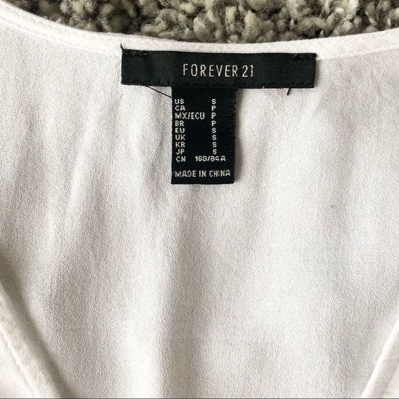 💝(3/$25) Smocked deep neck flare sleeve top - Picture 4 of 7